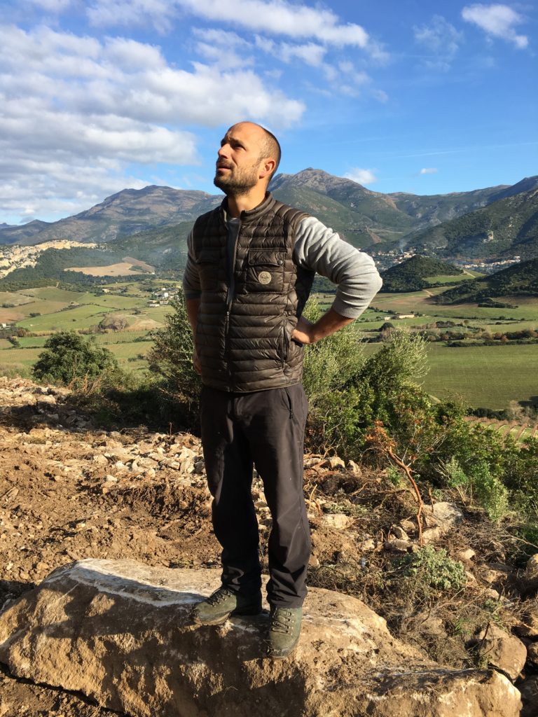 Antoine-Marie Arena dans ses vignes à Patrimonio