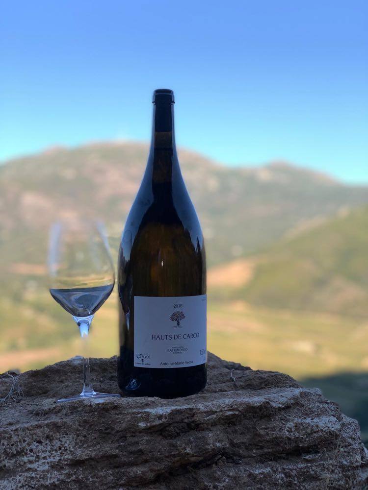 Bouteille du Domaine Antoine-Marie Arena dans le paysage de Patrimonio
